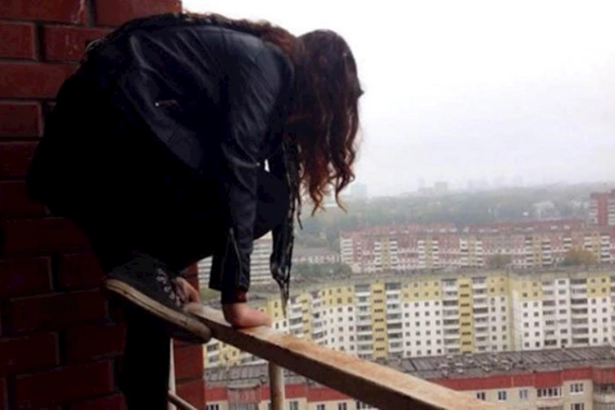 Xırdalanda 15 yaşlı qız özünü 17-ci mərtəbədən atdı