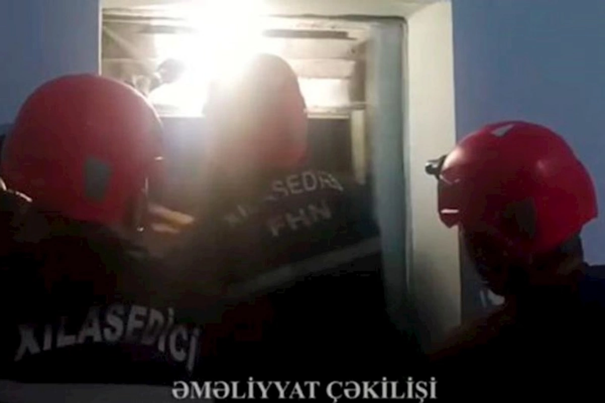 Liftdə qalan uşaqlar belə çıxarıldı — VİDEO