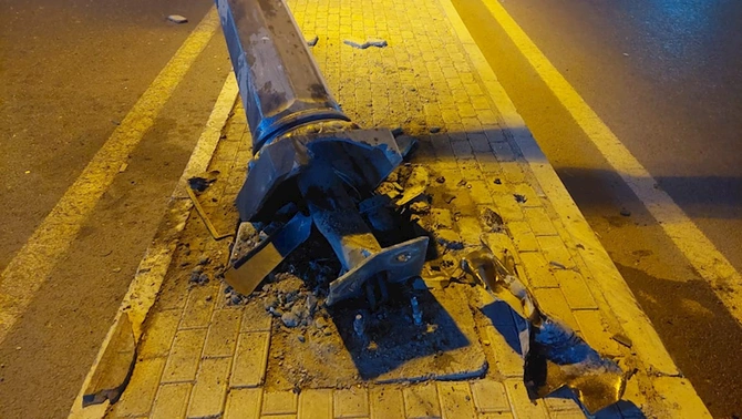 Bakıda avtomobil işıq dirəyini aşırdı — FOTO