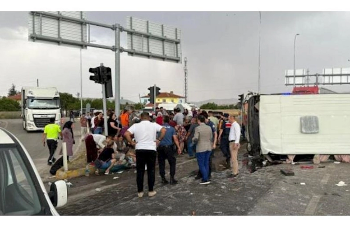 Mikroavtobus yük maşını ilə toqquşdu, 25 yaralı var