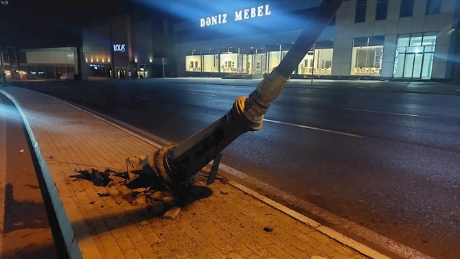 Bakıda avtomobil işıq dirəyini aşırdı — FOTO
