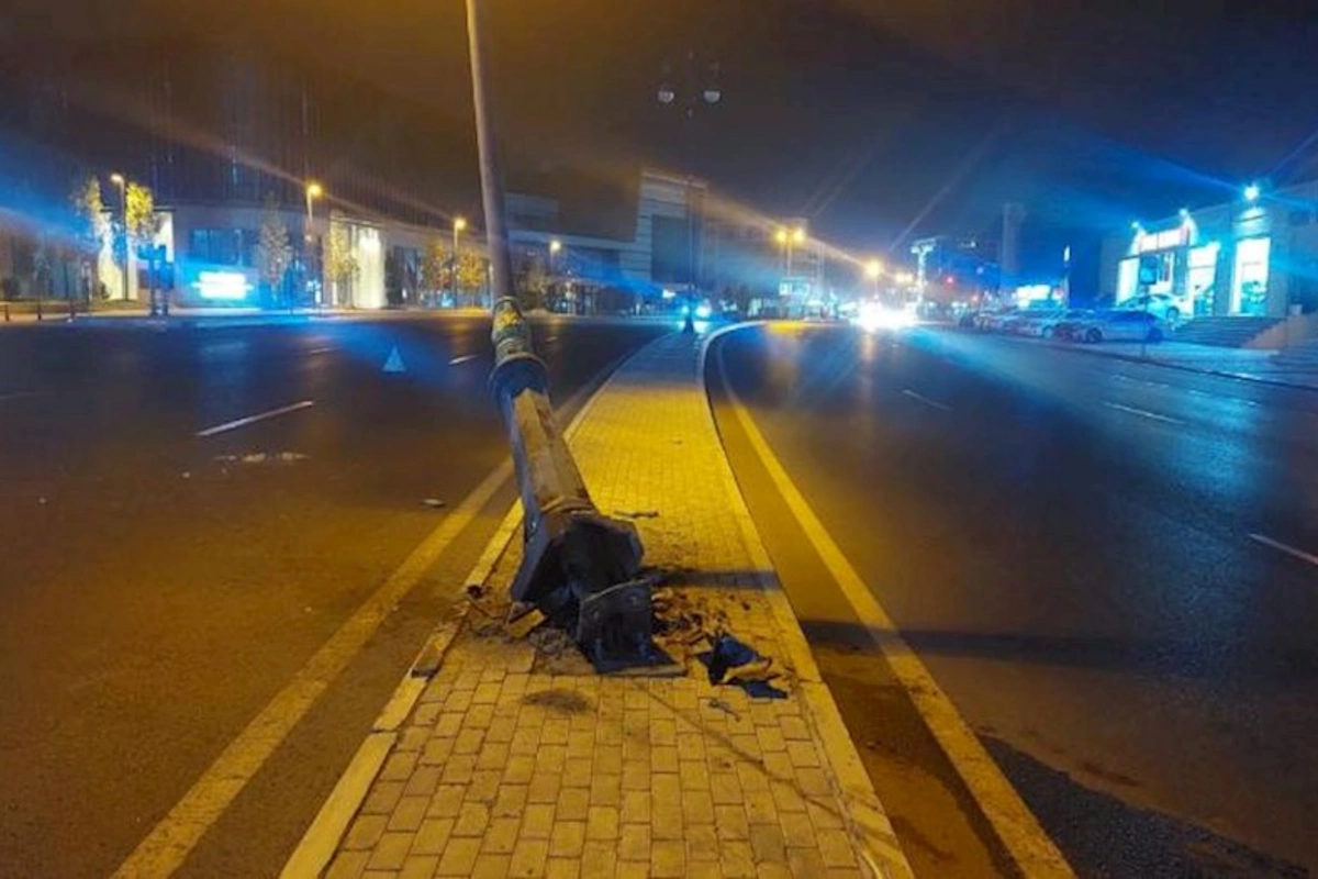 Bakıda avtomobil işıq dirəyini aşırdı — FOTO
