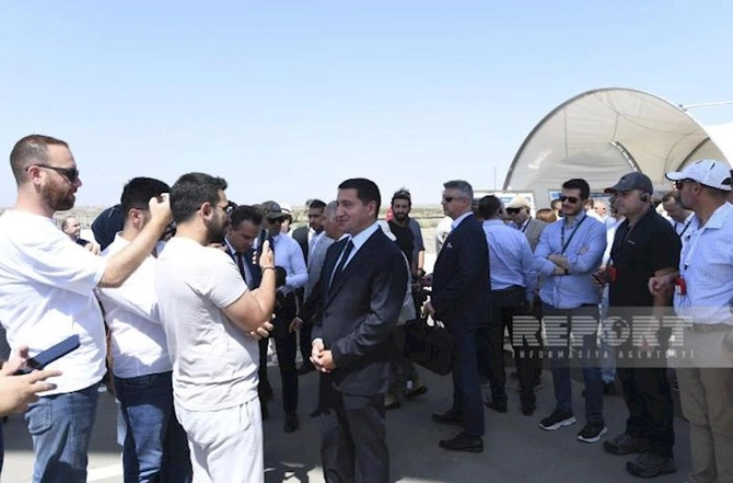 “Qarabağ ermənilərinin təchizata ehtiyacı olsa, Ağdam-Xankəndi yolu işləkdir” — Hikmət Hacıyev