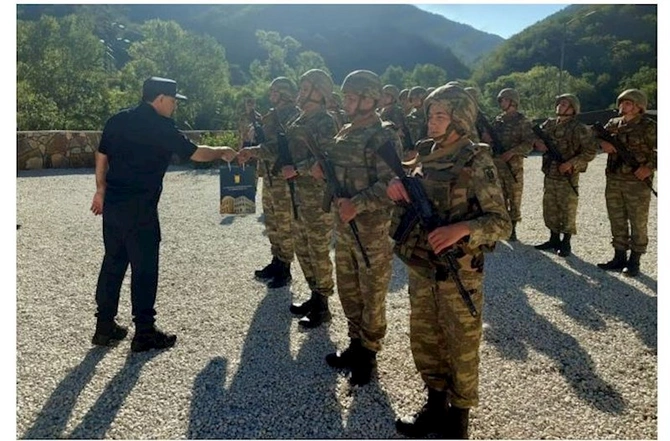 Kamran Əliyev Kəlbəcər və Laçında hərbçilərlə görüşdü — FOTO Kamran Əliyev Kəlbəcər və Laçında hərbçilərlə görüşdü — FOTO