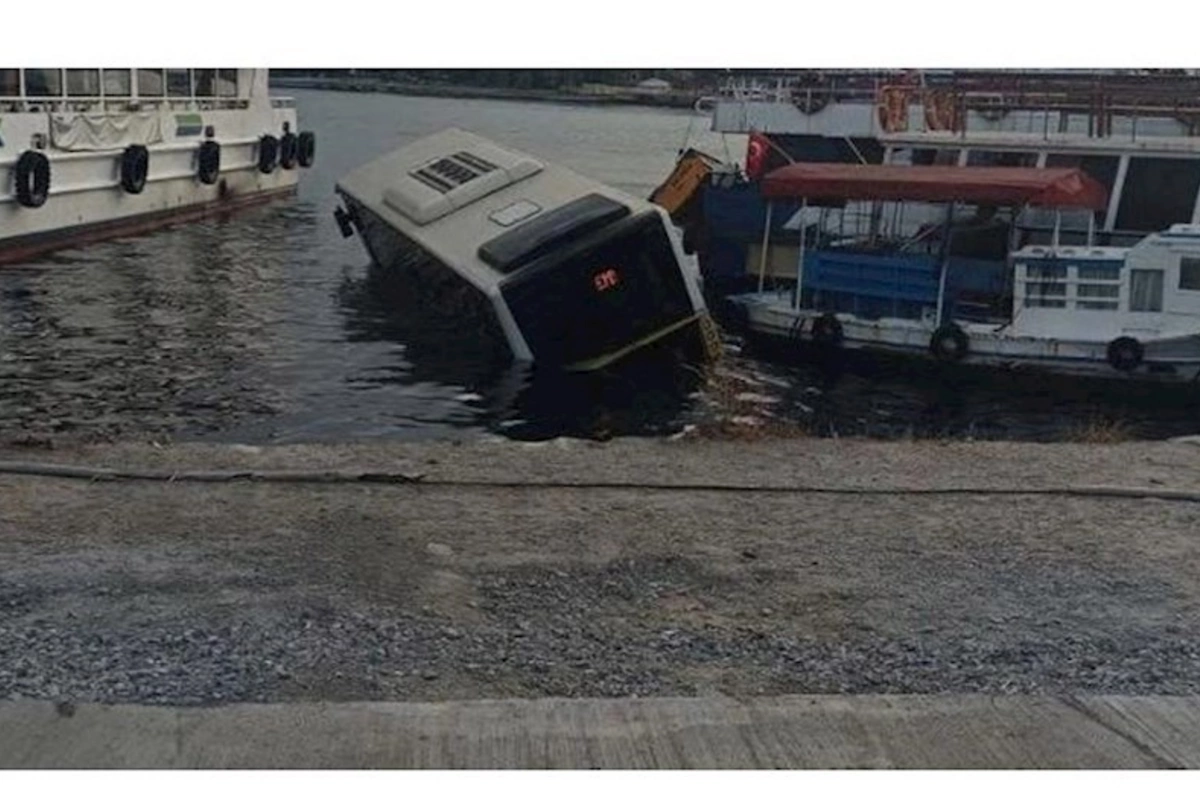 Sərnişin avtobusu dənizə düşdü — FOTO