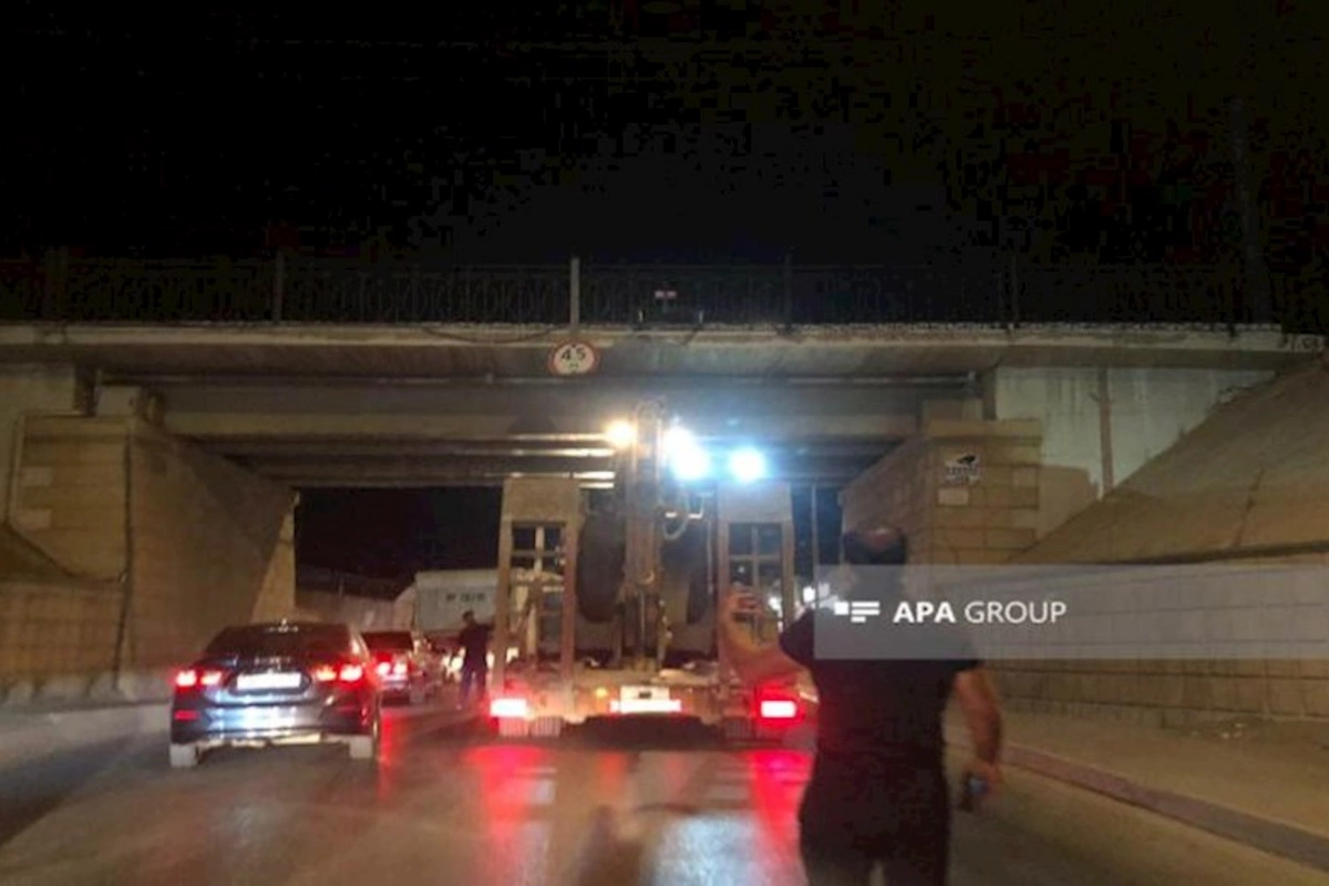 Bakıda yük avtomobili körpünün altına ilişdi, tıxac yarandı — FOTO