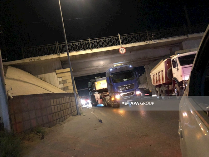 Bakıda yük avtomobili körpünün altına ilişdi, tıxac yarandı — FOTO Bakıda yük avtomobili körpünün altına ilişdi, tıxac yarandı — FOTO
