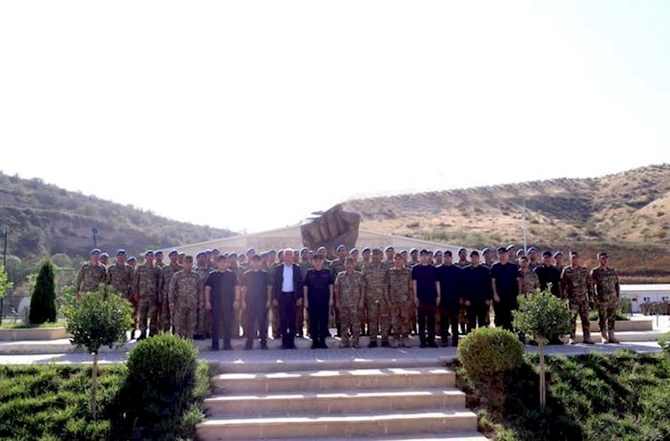 Kamran Əliyev Kəlbəcər və Laçında hərbçilərlə görüşdü — FOTO Kamran Əliyev Kəlbəcər və Laçında hərbçilərlə görüşdü — FOTO