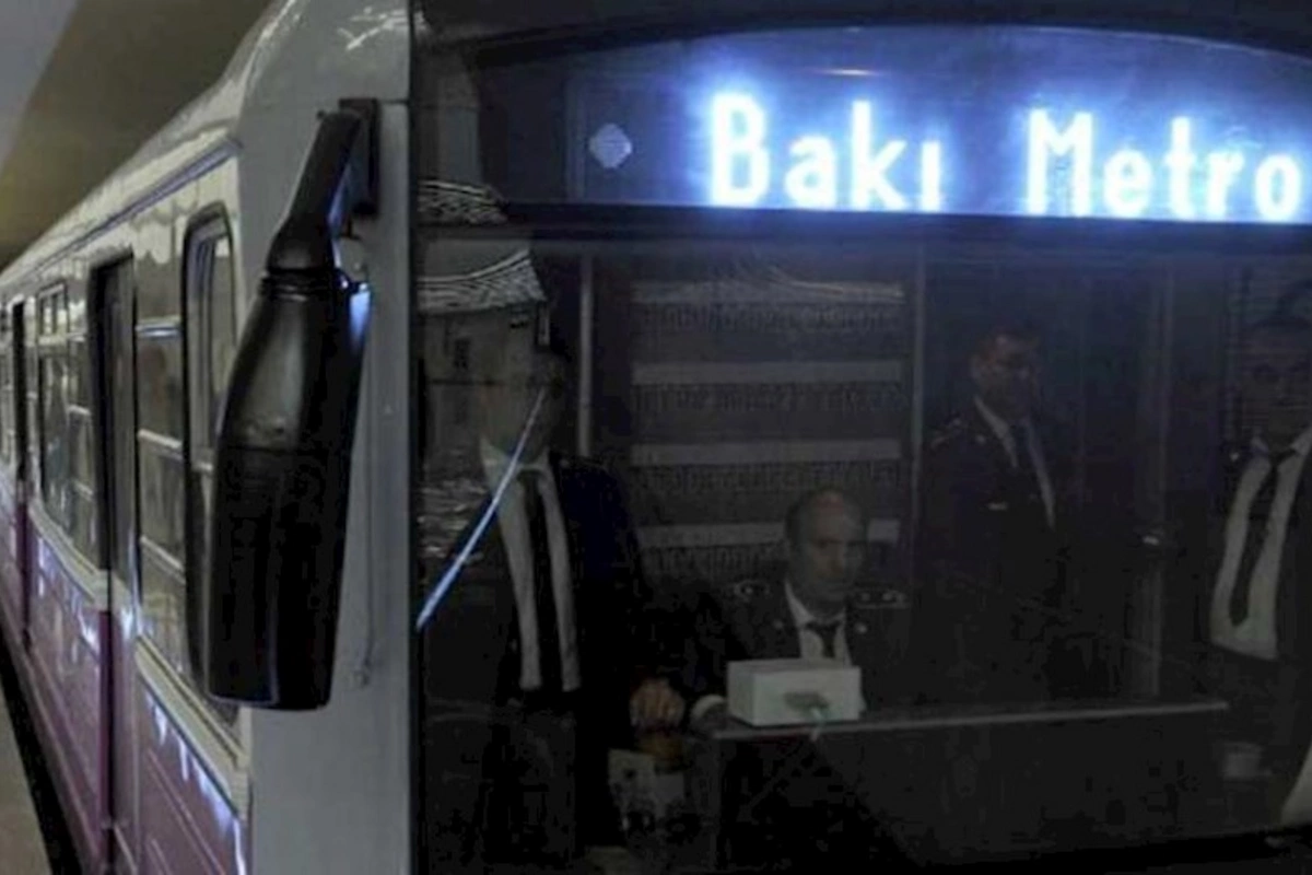 Bakı metrosunda nasazlıq: Sərnişinlər vaqonlardan düşürüldü