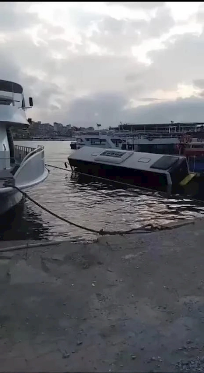 Sərnişin avtobusu dənizə düşdü — FOTO
