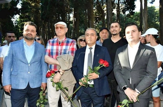 Müslüm Maqomayevin xatirəsi anıldı — FOTOLAR