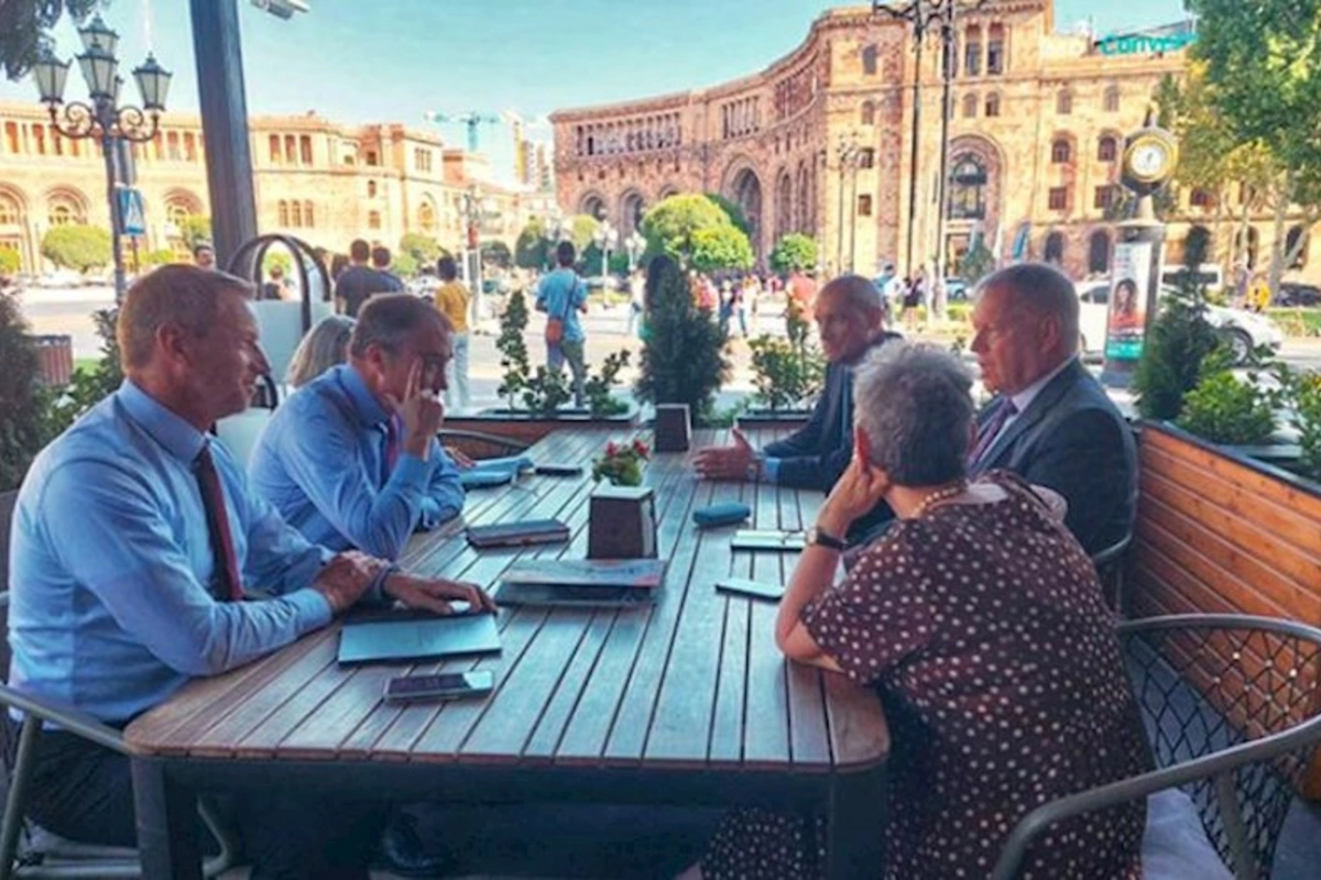 Avropa İttifaqı rəsmiləri İrəvanda görüşlərə başladı — FOTO