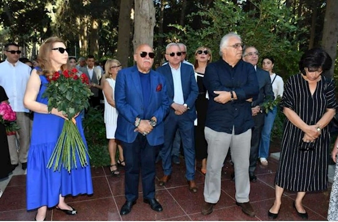 Müslüm Maqomayevin xatirəsi anıldı — FOTOLAR