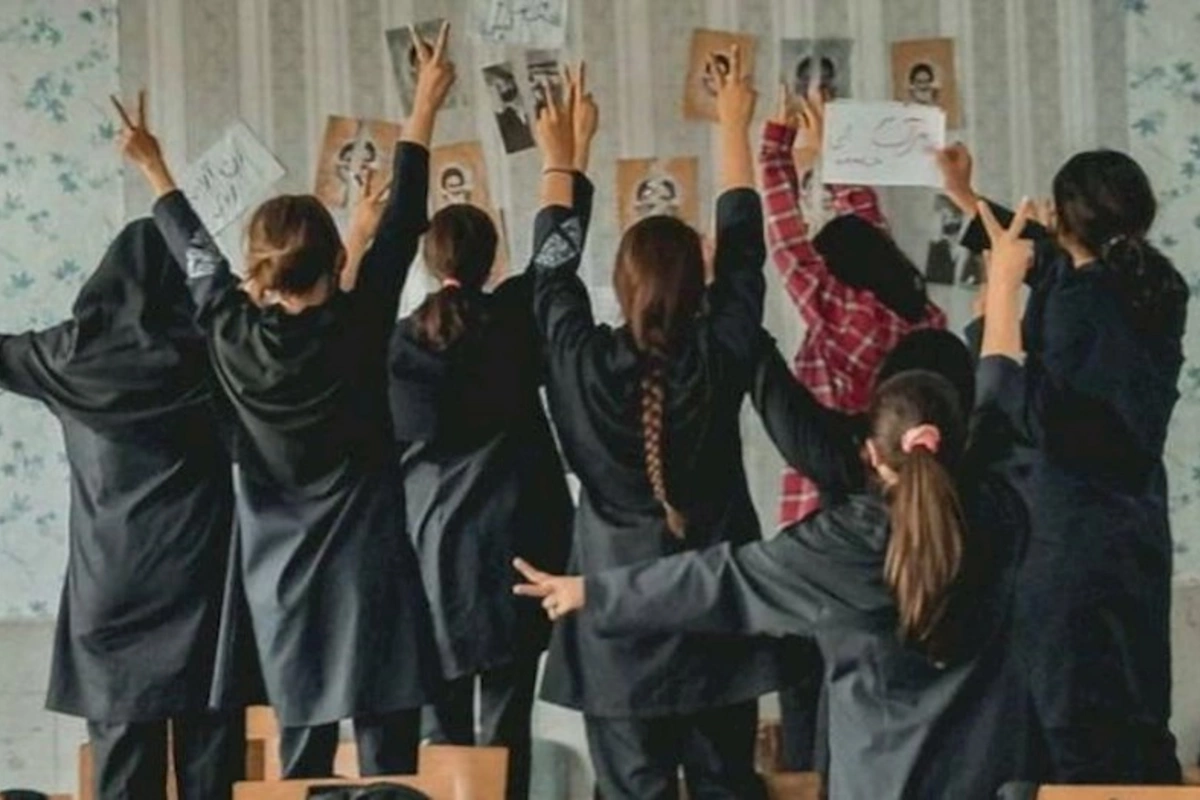 İranlı deputat hicabdan imtina edən məktəbliləri polislə hədələdi
