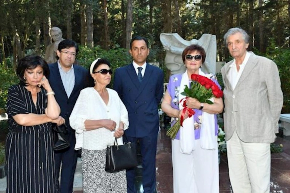 Müslüm Maqomayevin xatirəsi anıldı — FOTOLAR