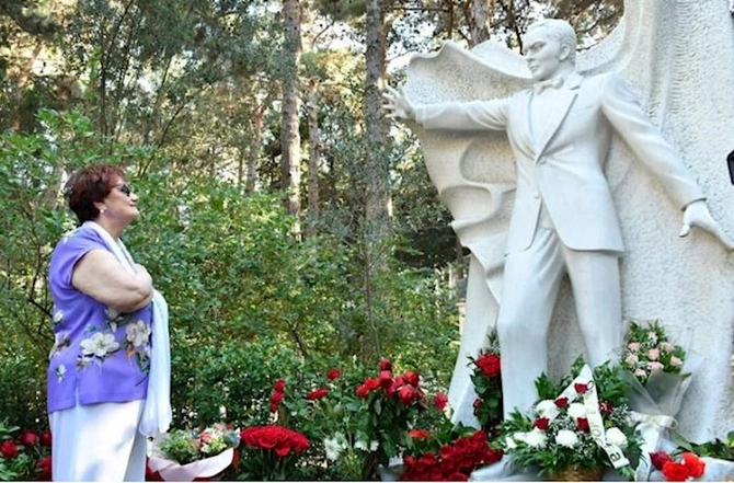 Müslüm Maqomayevin xatirəsi anıldı — FOTOLAR