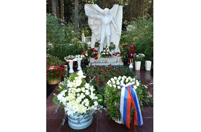 Müslüm Maqomayevin xatirəsi anıldı — FOTOLAR