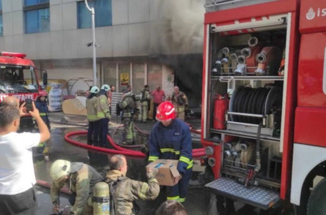 İstanbulda biznes mərkəzi YANIR — VİDEO/FOTO İstanbulda biznes mərkəzi YANIR — VİDEO/FOTO