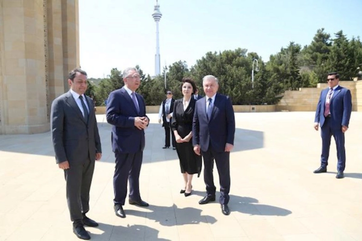 Özbəkistan Prezidenti və xanımı Şəhidlər xiyabanında — FOTO