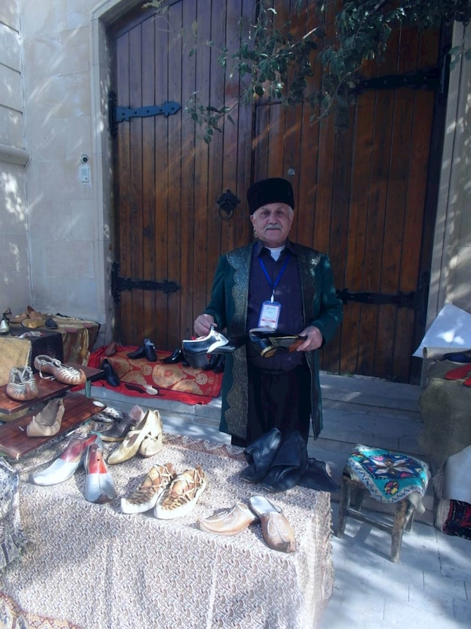 Ayaqqabılardan sənət yaradan çəkməçi — Babamın əziz xatirəsinə... (FOTOLAR)