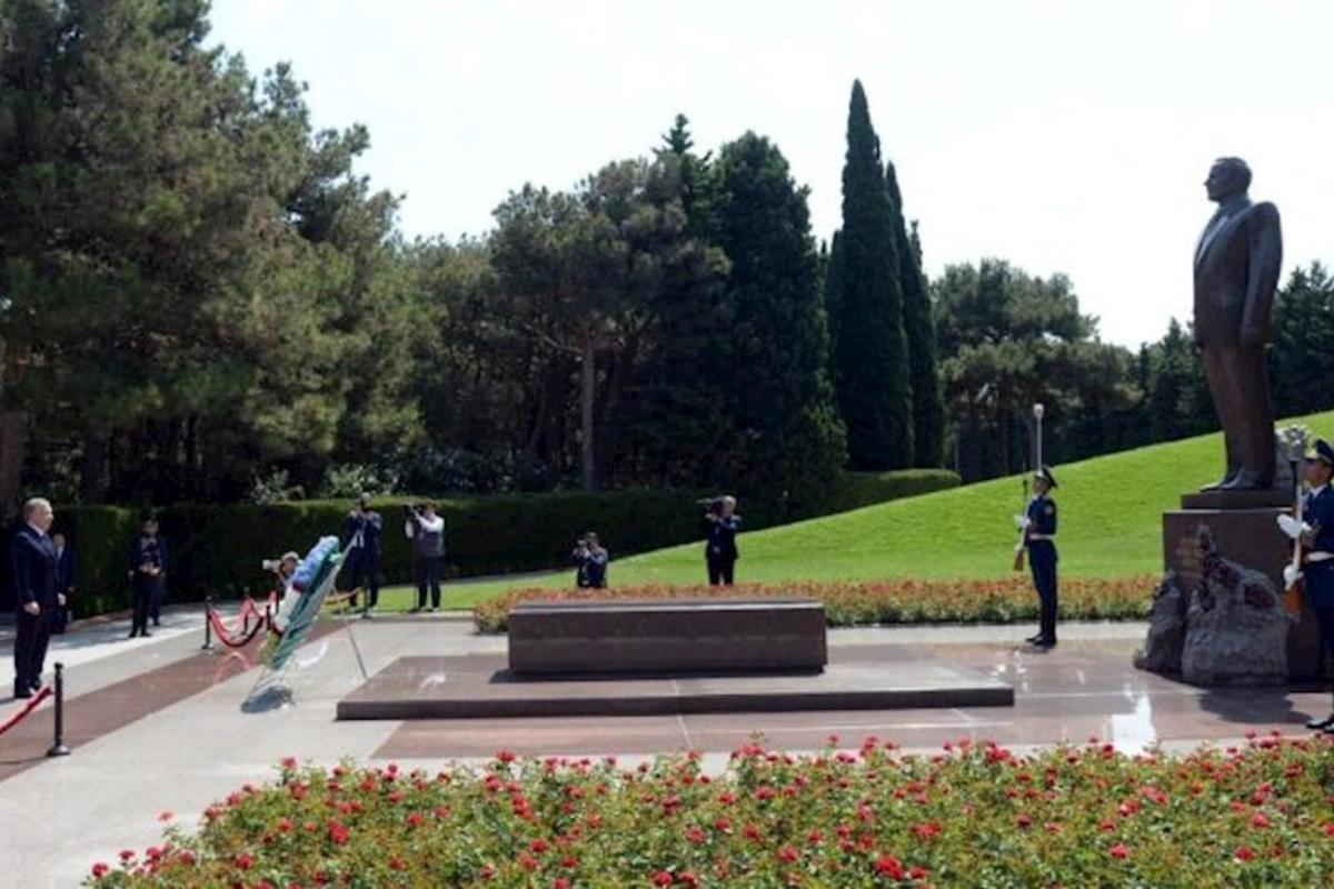 Mirziyoyev Heydər Əliyevin məzarını ziyarət etdi