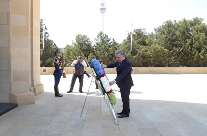 Özbəkistan Prezidenti və xanımı Şəhidlər xiyabanında — FOTO