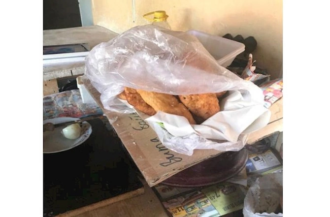 Bakıda unitazın yanında çörək bişirirlər — FOTO Bakıda unitazın yanında çörək bişirirlər — FOTO