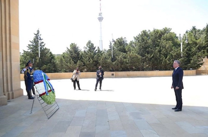 Özbəkistan Prezidenti və xanımı Şəhidlər xiyabanında — FOTO