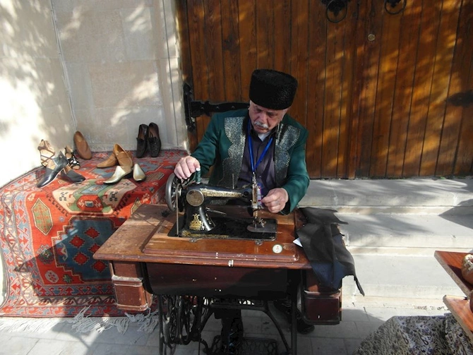 Ayaqqabılardan sənət yaradan çəkməçi — Babamın əziz xatirəsinə... (FOTOLAR)