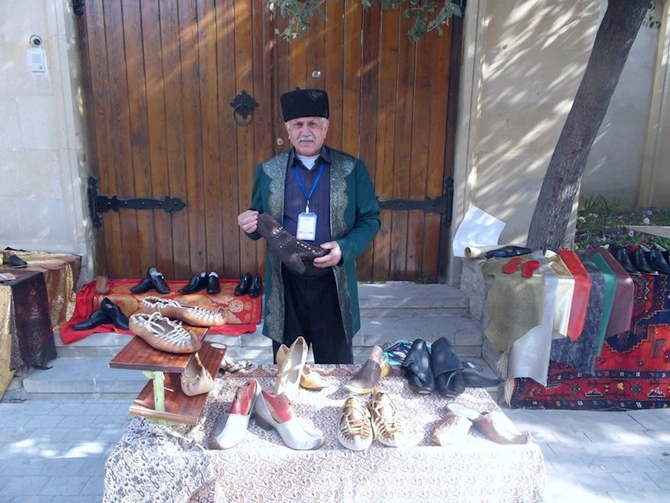 Ayaqqabılardan sənət yaradan çəkməçi — Babamın əziz xatirəsinə... (FOTOLAR)