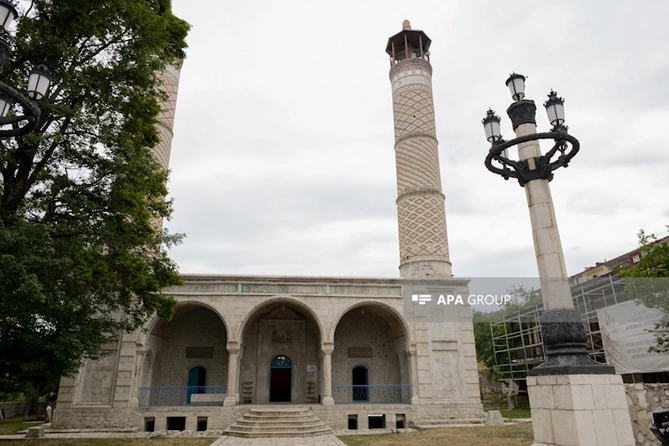 Prezidentlər Cıdır düzü, Yuxarı Gövhər Ağa məscidi, Bülbülün ev-muzeyi, Mehmandarovların malikanə kompleksində olublar