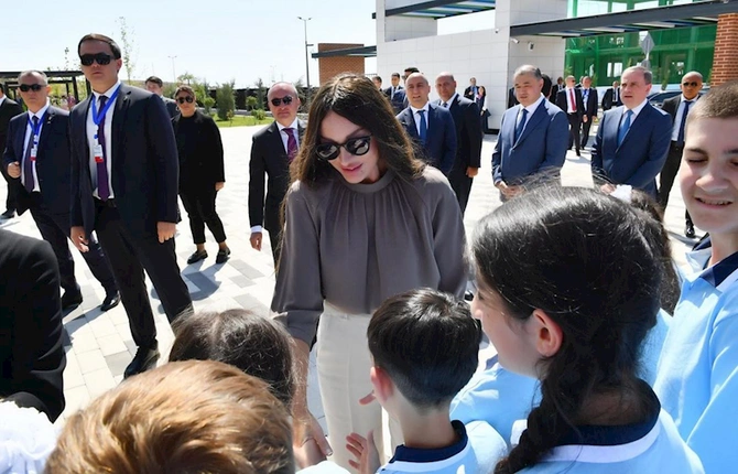 Mehriban Əliyeva Füzulidə məktəb açılışından paylaşım etdi — FOTOLAR Mehriban Əliyeva Füzulidə məktəb açılışından paylaşım etdi — FOTOLAR
