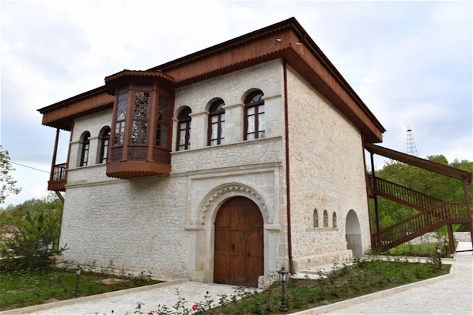 Prezidentlər Cıdır düzü, Yuxarı Gövhər Ağa məscidi, Bülbülün ev-muzeyi, Mehmandarovların malikanə kompleksində olublar