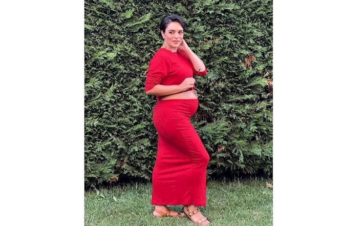Ana olmağa hazırlaşan aktrisa hamiləlik görüntülərini paylaşdı — FOTO Ana olmağa hazırlaşan aktrisa hamiləlik görüntülərini paylaşdı — FOTO
