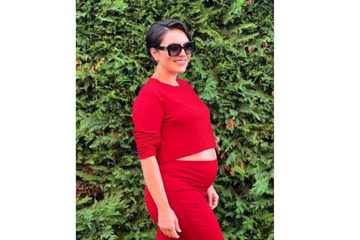 Ana olmağa hazırlaşan aktrisa hamiləlik görüntülərini paylaşdı — FOTO