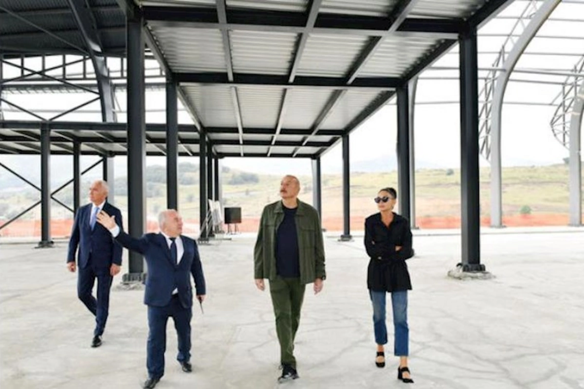 İlham Əliyev və Mehriban Əliyeva Laçında hava limanında aparılan tikinti işləri ilə tanış olublar — FOTO