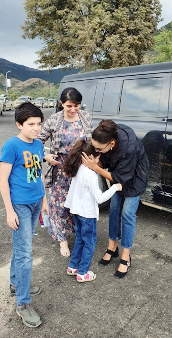 Balaca qız Prezident və xanımını evlərinə dəvət etdi — FOTOLAR Balaca qız Prezident və xanımını evlərinə dəvət etdi — FOTOLAR