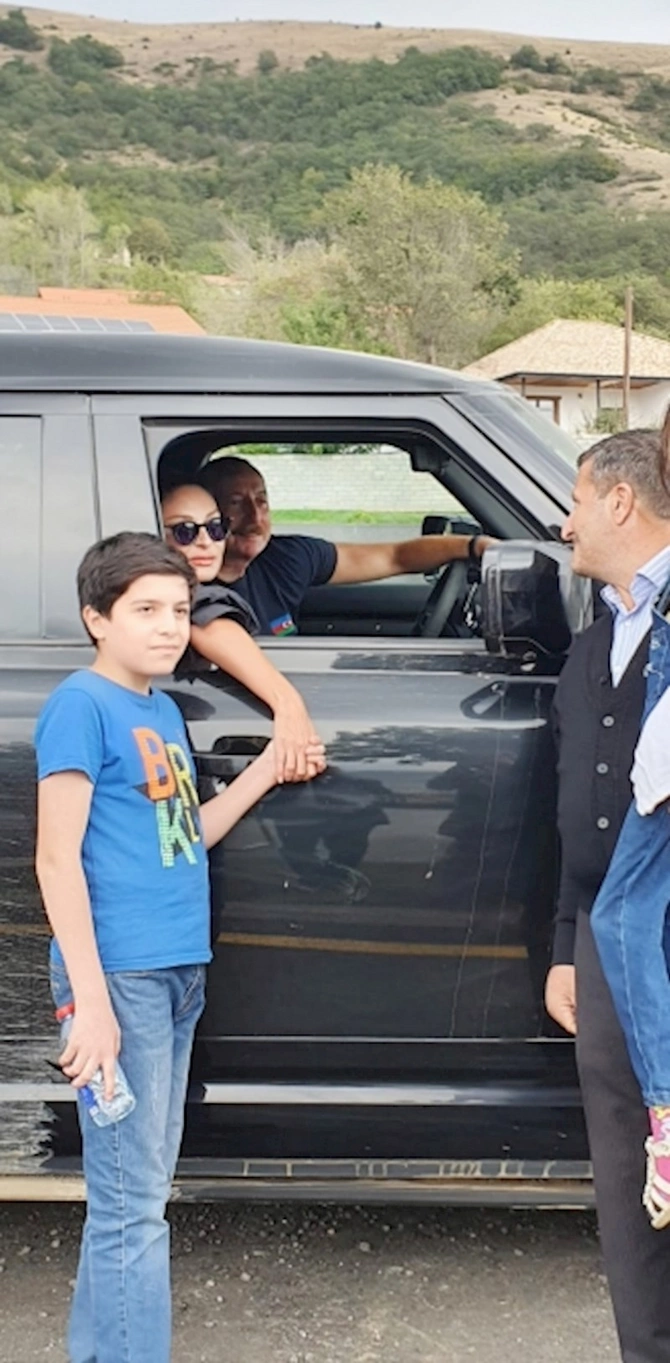 Balaca qız Prezident və xanımını evlərinə dəvət etdi — FOTOLAR Balaca qız Prezident və xanımını evlərinə dəvət etdi — FOTOLAR