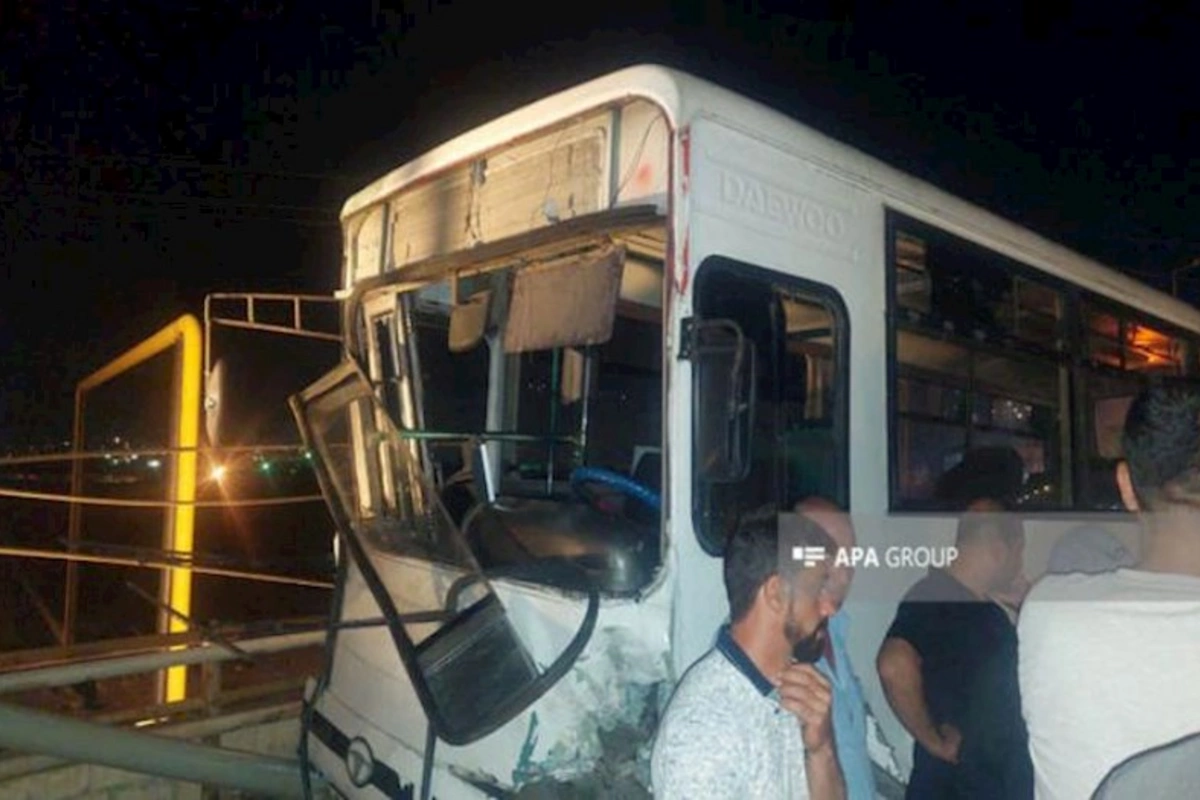 Abşeronda avtobusla minik maşını toqquşub, sürücü ölüb — FOTO