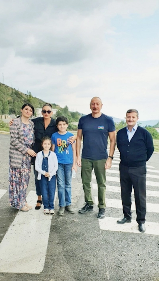 Balaca qız Prezident və xanımını evlərinə dəvət etdi — FOTOLAR Balaca qız Prezident və xanımını evlərinə dəvət etdi — FOTOLAR