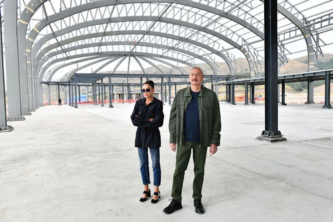 İlham Əliyev və Mehriban Əliyeva Laçında hava limanında aparılan tikinti işləri ilə tanış olublar — FOTO