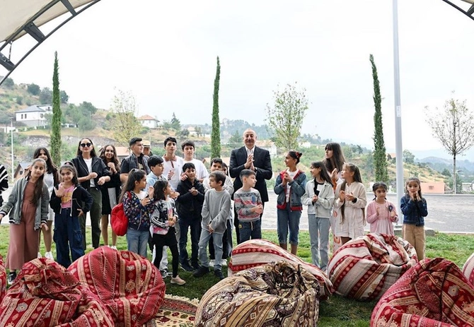 Prezident uşaqlarla... — FOTOLAR Prezident uşaqlarla... — FOTOLAR