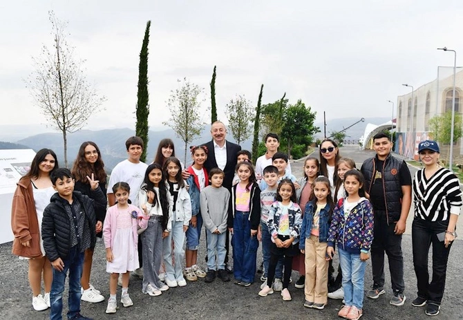 Prezident uşaqlarla... — FOTOLAR Prezident uşaqlarla... — FOTOLAR