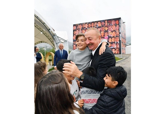Prezident uşaqlarla... — FOTOLAR Prezident uşaqlarla... — FOTOLAR