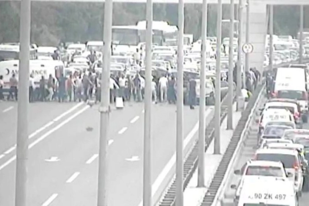 “Koroğlu” stansiyası yaxınlığında ağır qəza — Yol bağlandı