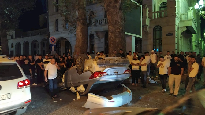 Gəncədə minik avtomobili aşdı — FOTO