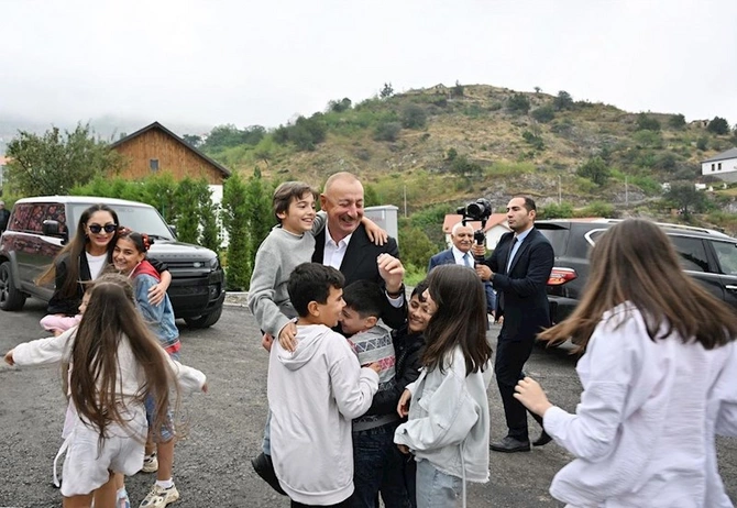 Prezident uşaqlarla... — FOTOLAR Prezident uşaqlarla... — FOTOLAR