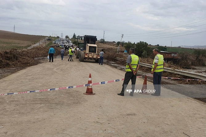 Bakı-Şamaxı-Yevlax avtomobil yolu qismən bərpa olundu — FOTOLAR Bakı-Şamaxı-Yevlax avtomobil yolu qismən bərpa olundu — FOTOLAR