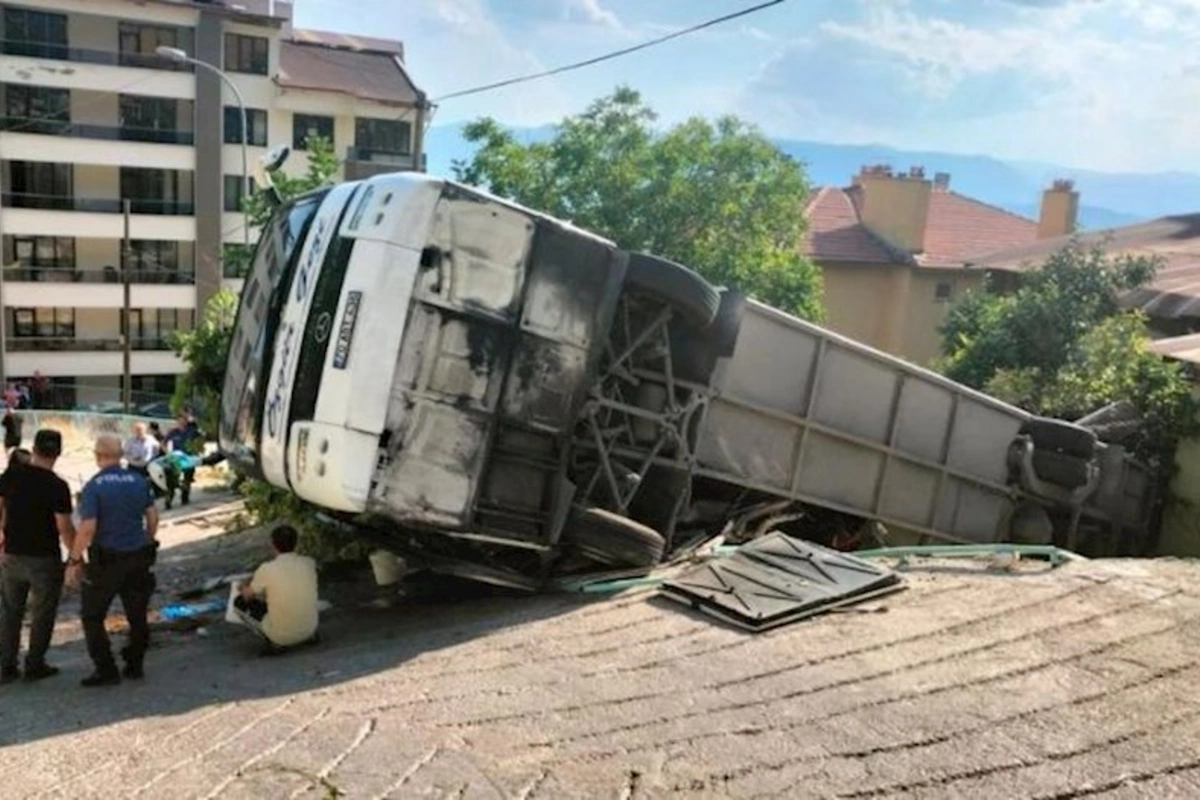 Türkiyədə tur avtobusu aşıb, 3-ü ağır olmaqla 26 nəfər yaralanıb