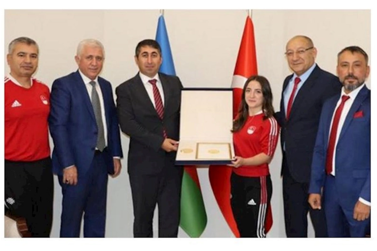 İlham Əliyev Cansu Bektaşa medalın xüsusi hazırlanmış surətini hədiyyə etdi